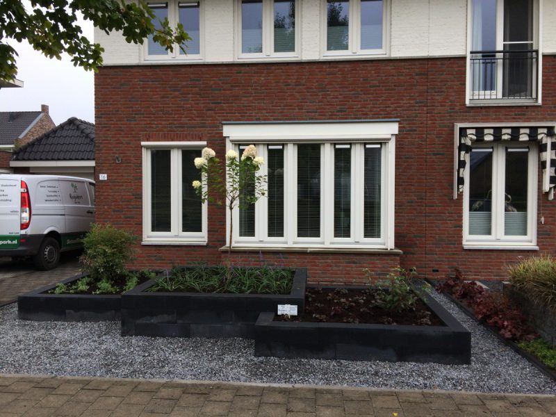 Creative gemetselde bloembakken in voortuin